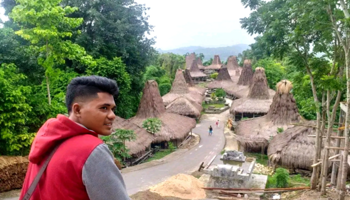 Salah satu Jurnalis Muda Yanto Tena, sedang menikmati keindahan dan kedamaian Kampung Prai Ijing (Johan Sogara/Lintas Sumba)