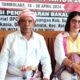 Dominggus Dama didampingi sang istri tercinta saat melakukan pendaftaran ke DPC PDI Perjuangan SBD sebagai bakal calon bupati (Johan Sogara/Lintas Sumba)