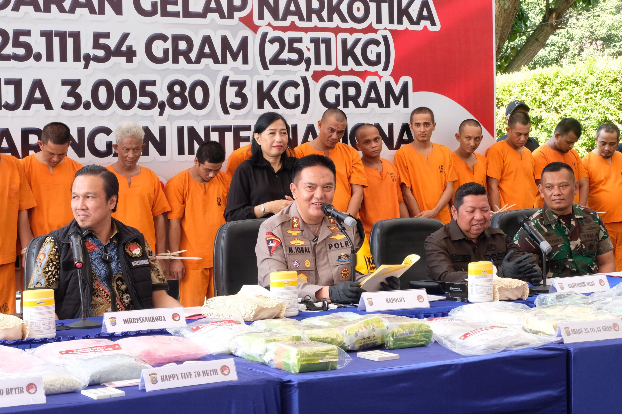 Kapolda Riau Irjen. Pol. Mohammad Iqbal saat menyampaikan konferensi pers terkait 25 tersangka pengedar Narkoba di Kepulauan Riau (Istimewa/Lintas Sumba)