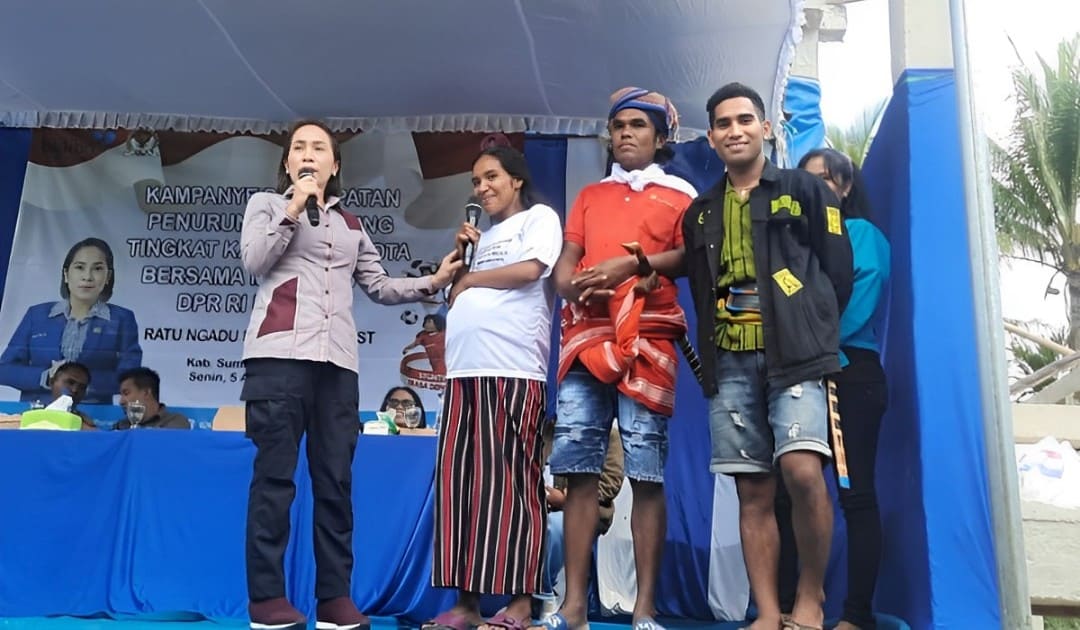 Anggota Komisi IX DPR RI Ratu Ngadu Wulla Talu sedang memberikan materi terkait stunting di Wewewa Timur (Johan Sogara/Lintas Sumba)