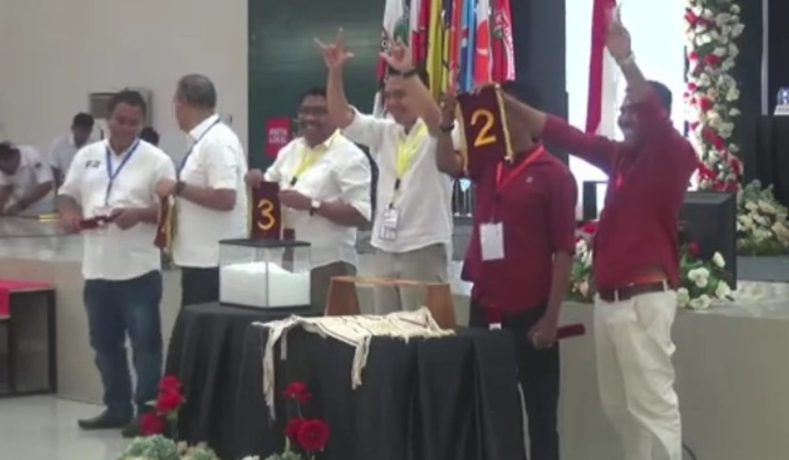 Tangkap layar video live streaming YouTube KPU Sumba Timur, saat penetapan nomor urut calon bupati dan wakil bupati (KPU Sumba Timur/YouTube/Lintas Sumba)