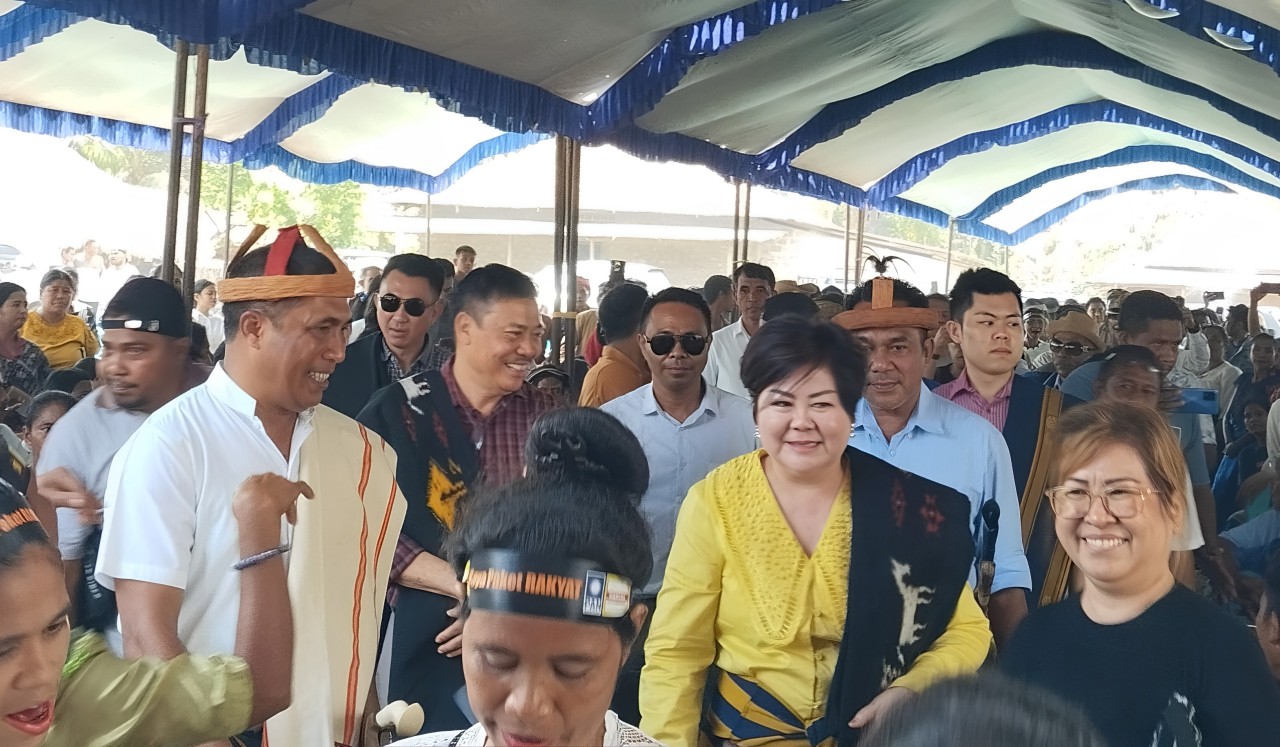 Dirut PT Bumi Indah bersama Paket Rakyat dan Koalisi Partai saat mendatangi kampung halaman Aleks Rangga Pija (Johan Sogara/Lintas Sumba)