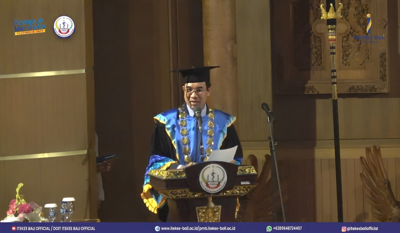Rektor ITEKES Bali, I Gede Putu Darma Suyasa, saat memberikan sambutan dan laporan pendidikan (Tangkap Layar YouTube ITIKES Bali Official/Lintas Sumba)