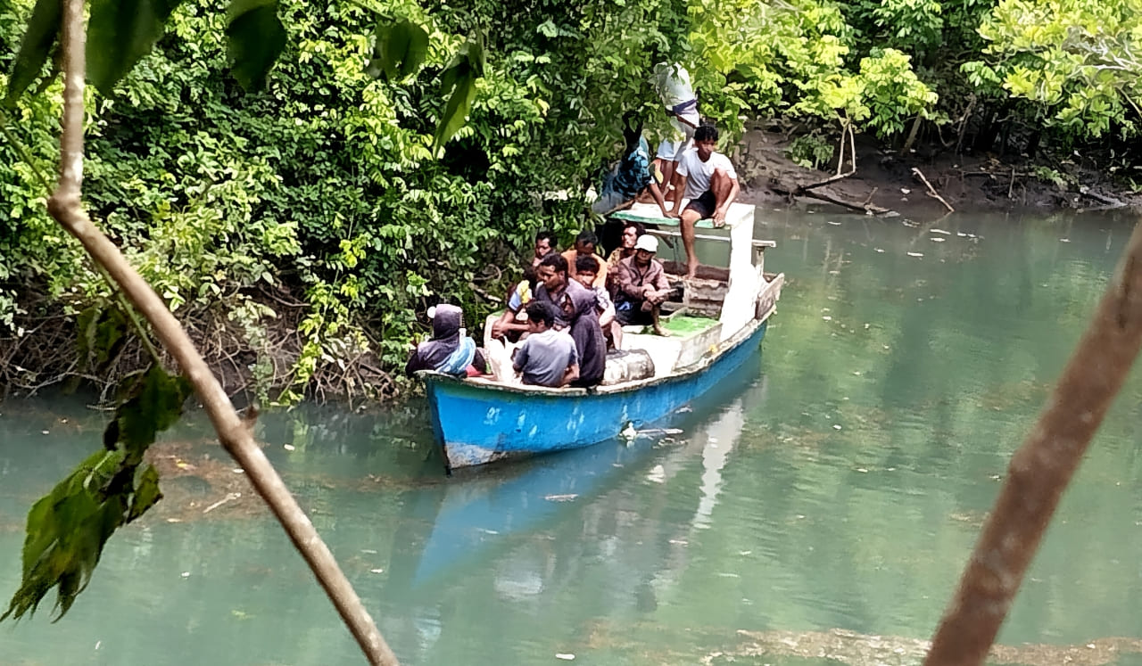Warga setempat sedang mencari korban yang diterkam buaya di, Sumba Barat Daya (SBD), Albina Doki, yang belum ditemukan (Johan Sogara/Lintas Sumba)