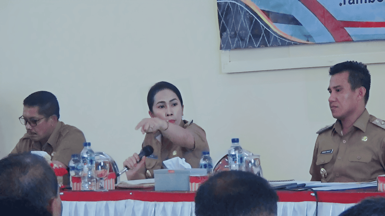 Bupati Sumba Barat Daya (SBD), Ratu Ngadu Bonu Wulla, saat memberikan penegasan soal dana desa dalam rakor bersama seluruh kepala desa (Johan Sogara/Lintas Sumba)