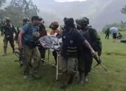Tim Satgas Koops TNI Habema Kogabwilhan III saat mengevakuasi korban serangan brutal KKB. Guru di Papua Dibakar Hidup-Hidup, Yahukimo (@Pusat Penerangan TNI/Facebook/Lintas Sumba)