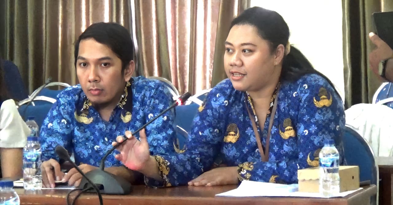 Perwakilan BPN Sumba Barat Daya (SBD), Abdul Fatah dan Anglea L. P. S. saat menghadiri RDP di Kantor DPRD SBD (Johan Sogara/Lintas Sumba)