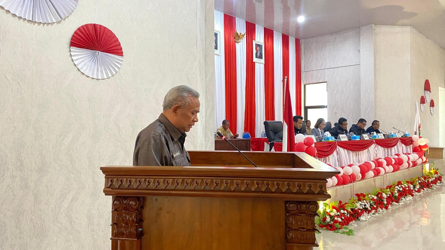 Anggota DPRD Sumba Barat Daya (SBD), Rato Bata, saat menyampaikan Pandangan Akhir Fraksi Golkar dalam Rapat Paripurna XX Masa Sidang II DPRD SBD (Johan Sogara/Lintas Sumba)