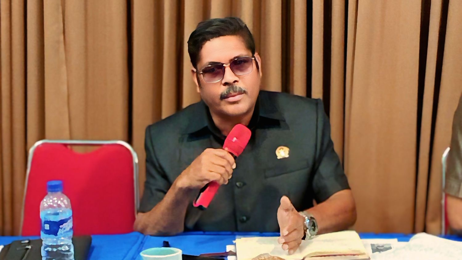 Ketua Fraksi PAN Sumba Barat Daya (SBD), Alfonsus Yamba Kodi, saat dialog dengan Yayasan Harapan Sumba (YHS) di Pasola Hall Sinar Tambolaka (Johan Sogara/Lintas Sumba)