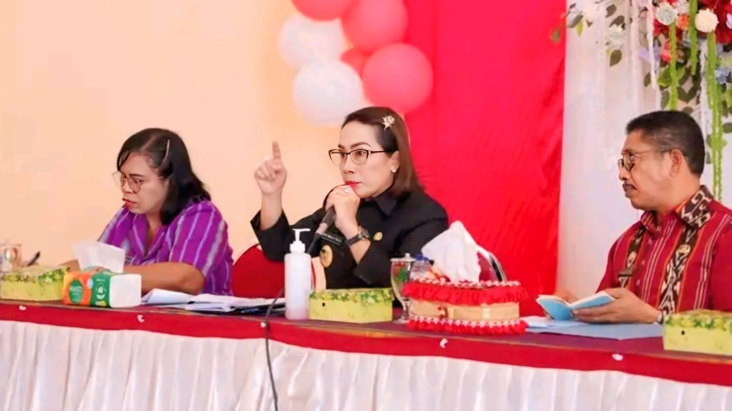 Bupati Sumba Barat Daya (SBD), Ratu Ngadu Bonu Wulla, didampingi Pj. Sekda dan Kabag Ekonomi SBD, pimpin rapat evaluasi terkait kelangkaan BBM (Kominfo SBD/Lintas Sumba)