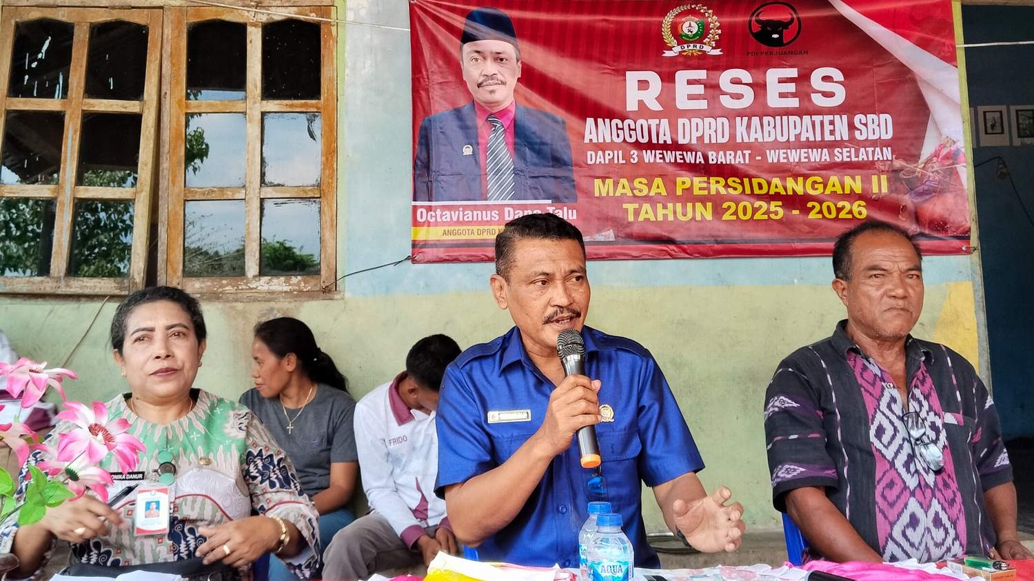 Kiri ke kanan: Kabag Ranwas DPRD SBD, Monika Danur, Anggota DPRD SBD, Octavianus Dapa Talu, Pj Kepala Desa Wee Baghe, Yosep Tamo Ama, saat reses di Desa Wee Baghe (Johan Sogara/Lintas Sumba)