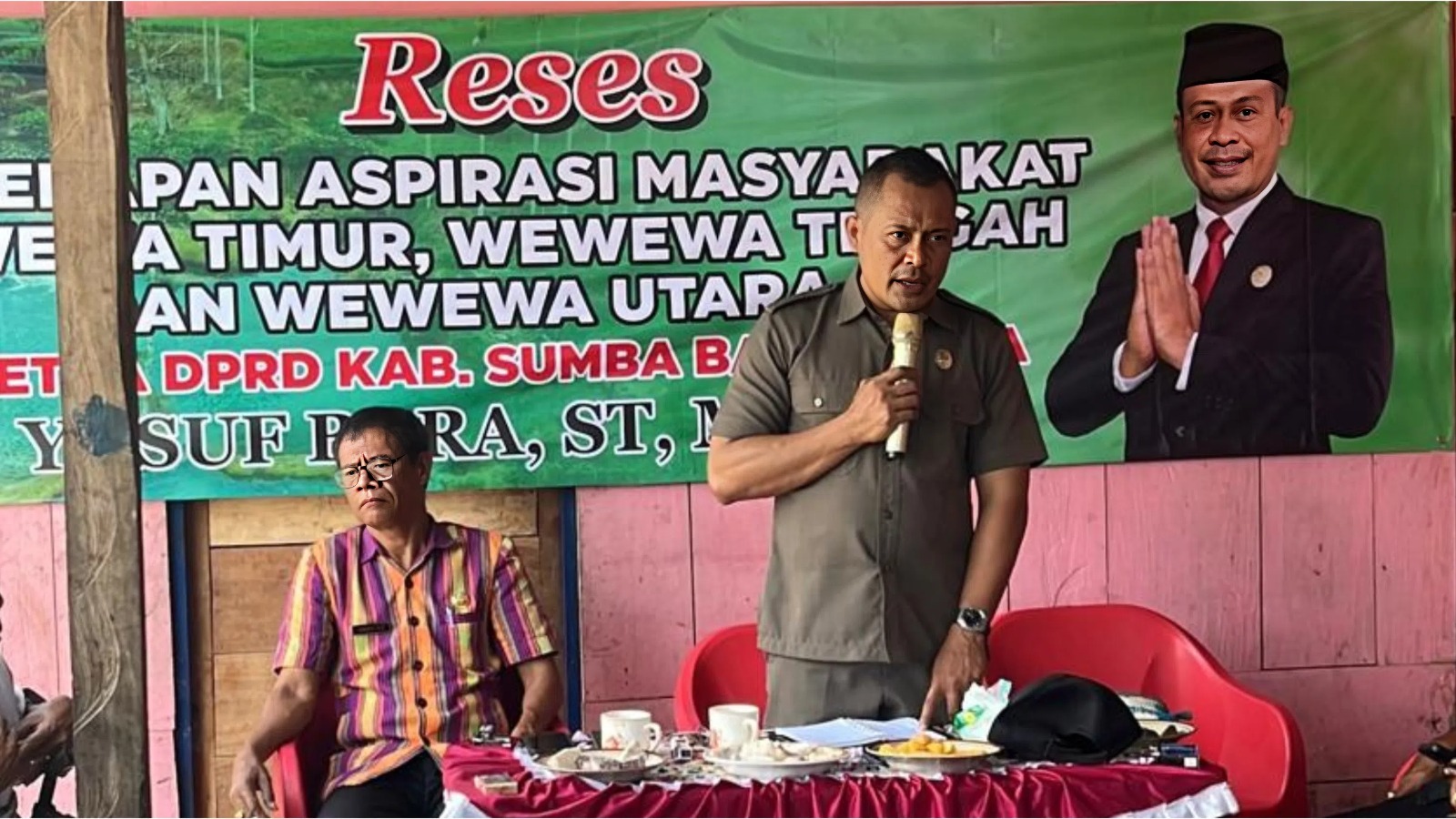 Wakil Ketua DPRD Sumba Barat Daya (SBD), Yusuf Bora, saat memberikan sambutan dalam reses masa persidangan II tahun 2025 di Desa Wee Namba (Johan Sogara/Lintas Sumba)