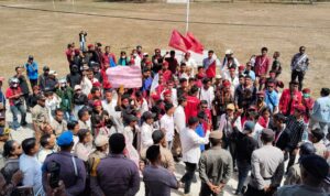 Cipayung Plus Sumba Barat Daya (SBD) saat demo di Gedung DPRD SBD (Johan Sogara/Lintas Sumba)