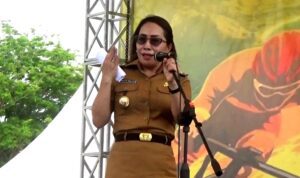 Bupati Sumba Barat Daya, Ratu Ngadu Bonu Wulla, saat memberikan sambutan pada finis etape 5 Tour de EnTeTe 2025 (Johan Sogara/Lintas Sumba)