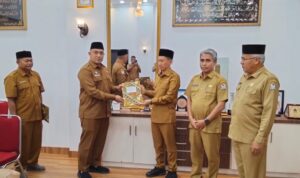 Bupati Aceh Barat, Tarmizi, menyerahkan SK Plt kepada Dedi Wahyudi dan Zona Marliansyahputra (Muhibbul Jamil/Lintas Sumba)