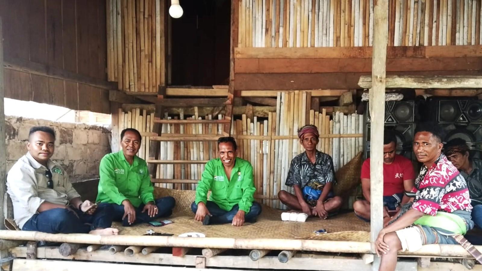 Anggota DPRD Fraksi PKB Sumba Barat Daya (SBD), saat dialog penyerapan aspirasi warga Wewewa Barat (Johan Sogara/Lintas Sumba)