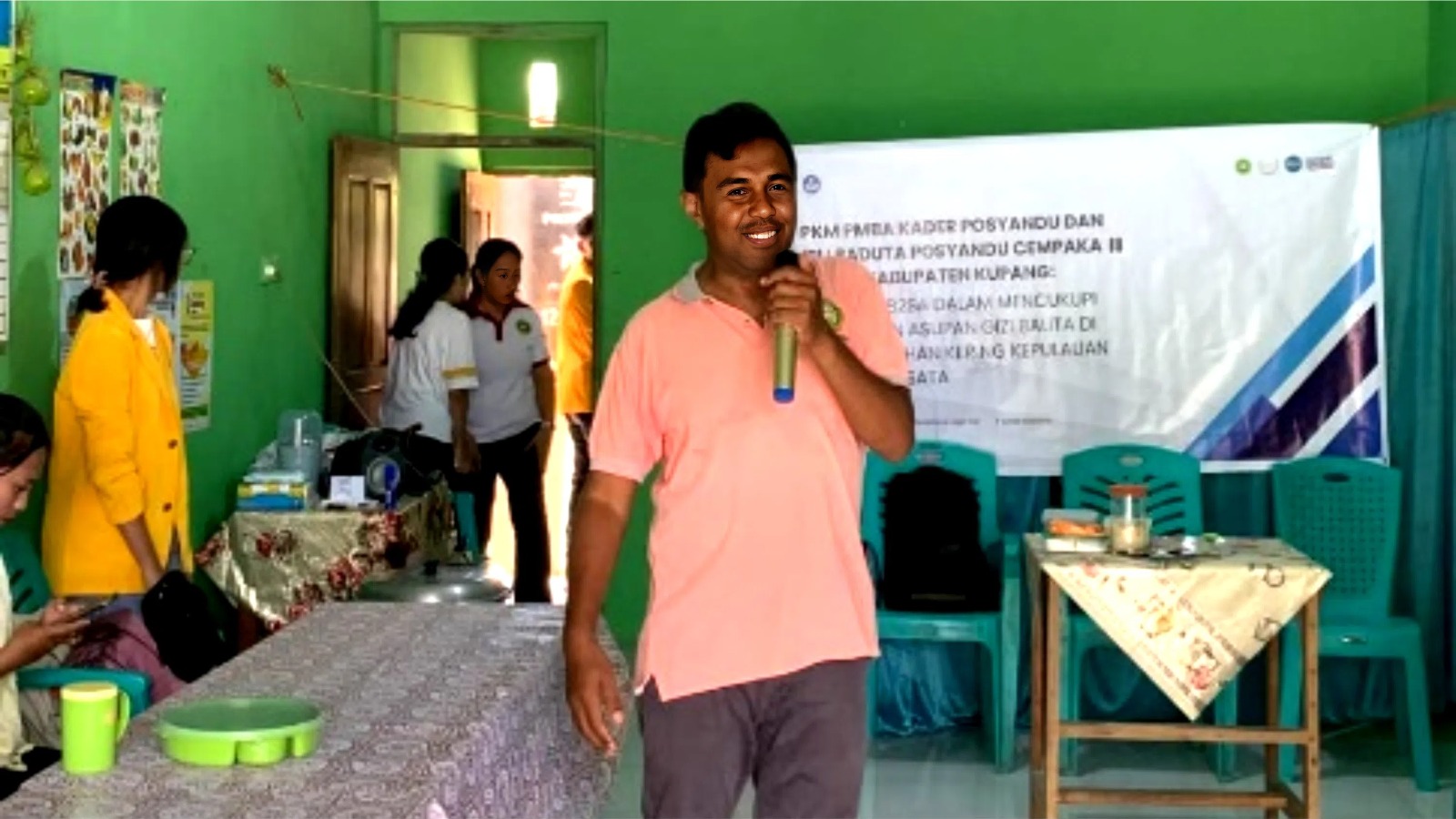 Dosen Prodi Gizi FKM UNDANA Kupang, Marselinus Laga Nur, S.KM., M.Kes, saat memberikan sosialisasi terkait pemenuhan gizi anak dengan PMT berbasi pangan lokal (Johan Sogara/Lintas Sumba)
