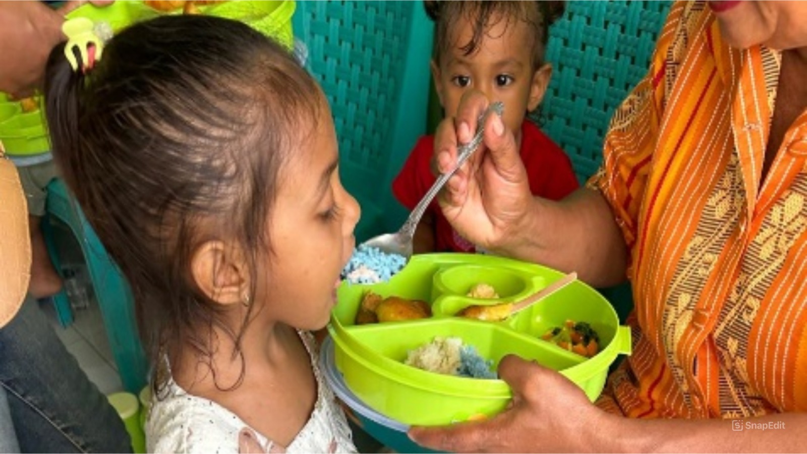 Pemberian Makanan Tambahan (PMT) Berbasis Pangan Lokal kepada anak-anak (Johan Sogara/Lintas Sumba)