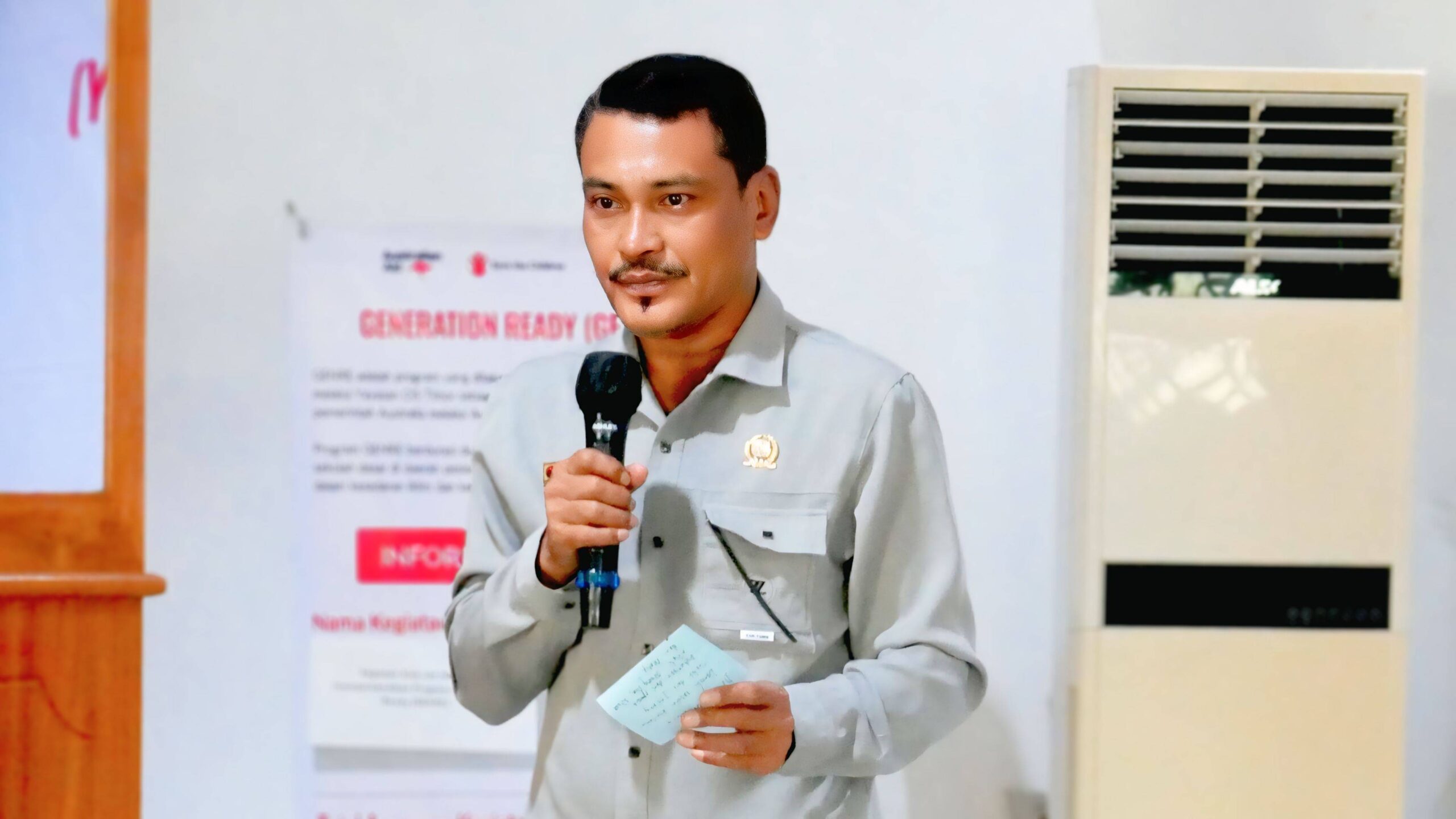 Ketua Komisi I DPRD Sumba Barat Daya (SBD), Octavianus Dapa Talu, saat menyampaikan dukungan terhadap Program GENRE yang digagas CIS Timor dan Save the Children (Johan Sogara/Lintas Sumba)