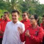 Ketua DPD PDI Perjuangan NTT, Yunus Takandewa, bersama Wakil Bupati SBD, Dominikus Alphawan Rangga Kaka, Anggota DPRD serta Pengurus DPC PDI Perjuangan SBD, saat mendampingi 5 Ketua DPP PDI Perjuangan, sambangi Desa Weri Lolo, Kecamatan Wewewa Selatan, dalam rangka Peringati Bulan Bung Karno 2025 (Johan Sogara/Lintas Sumba)