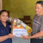 Anggota DPRD Sumba Barat Daya (SBD) dari Partai Perindo, Yuliana Trifonia Roswita Kaka, saat menyerahkan Bingkisan Natal dan Tahun Baru kepada Sekretaris DPC Partai Perindo, Kecamatan Kodi Utara, Yosep Rehi Loghe (Johan Sogara/Lintas Sumba)