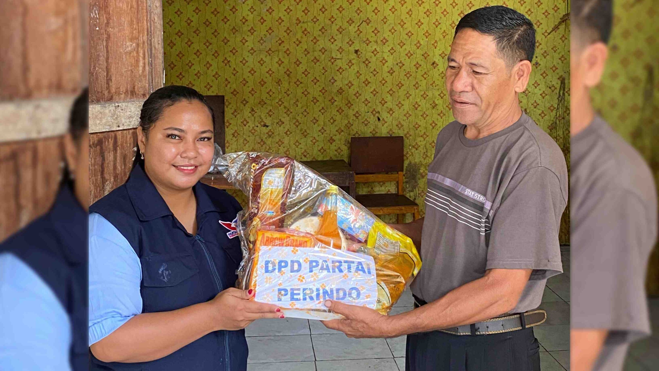 Anggota DPRD Sumba Barat Daya (SBD) dari Partai Perindo, Yuliana Trifonia Roswita Kaka, saat menyerahkan Bingkisan Natal dan Tahun Baru kepada Sekretaris DPC Partai Perindo, Kecamatan Kodi Utara, Yosep Rehi Loghe (Johan Sogara/Lintas Sumba)