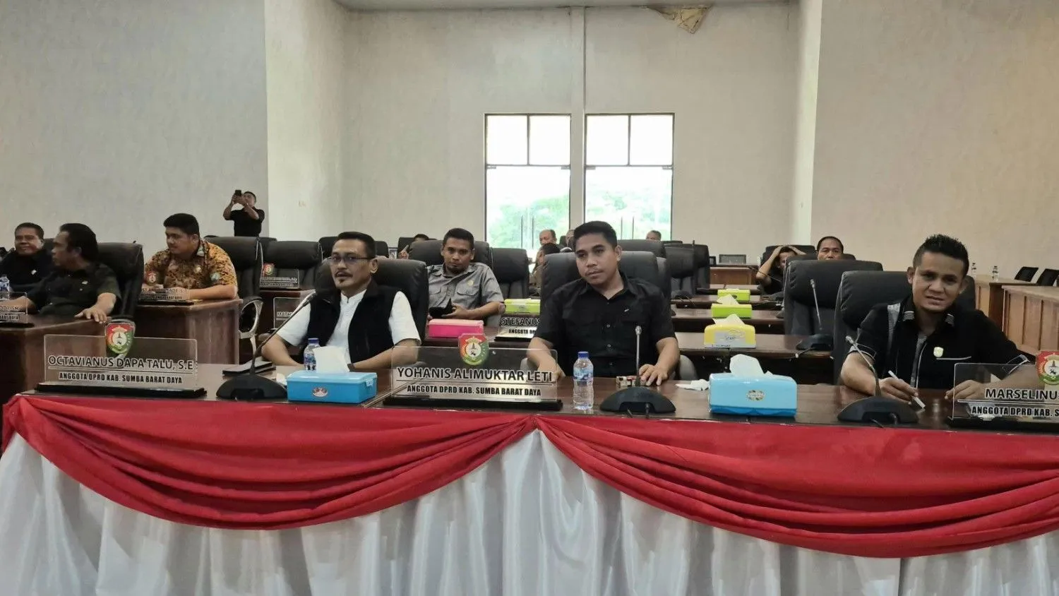 Anggota DPRD SBD, saat menghadiri Rapat Paripurna I Masa Sidang I bersama Pemkab SBD (Johan Sogara/Lintas Sumba)