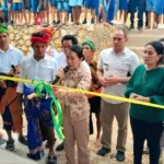 Bupati Sumba Barat Daya (SBD), Ratu Ngadu Bonu Wulla, saat meresmikan Gedung Baru SMP Negeri 7 Wewewa Tengah dengan pengguntingan pita (Johan Sogara/Lintas Sumba)