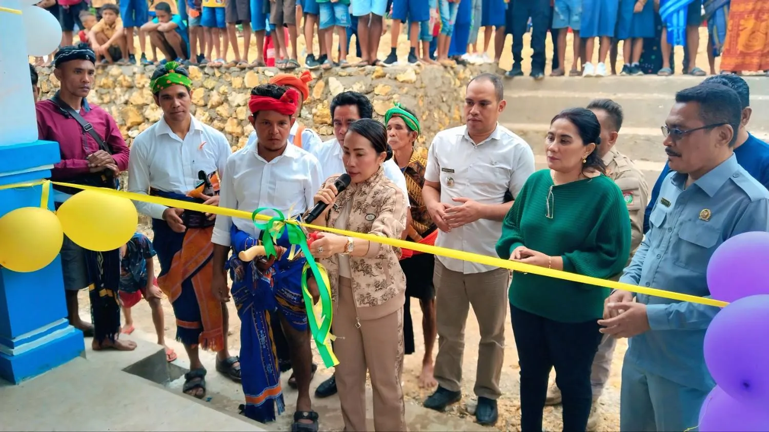 Bupati Sumba Barat Daya (SBD), Ratu Ngadu Bonu Wulla, saat meresmikan Gedung Baru SMP Negeri 7 Wewewa Tengah dengan pengguntingan pita (Johan Sogara/Lintas Sumba)