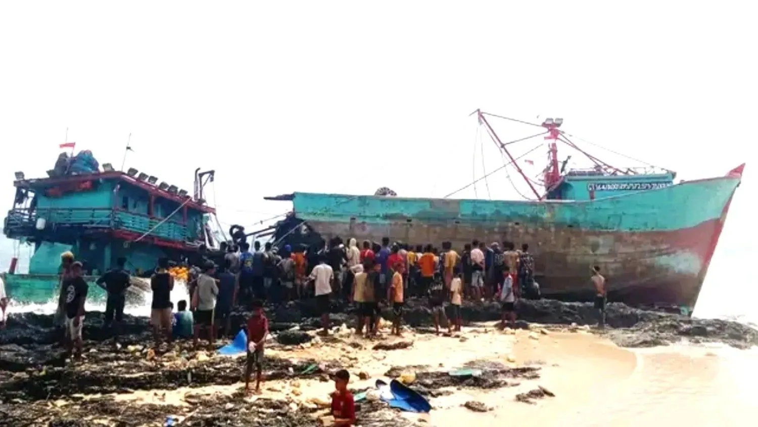 Kapal nelayan KM Abadi Jaya A1 yang terdampar dan patah dua di Pantau Waibuku, Sumba Barat Daya (Johan Sogara/Lintas Sumba)