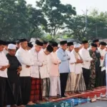 Wakil Bupati Aceh Barat, Said Fadheil, mengikuti Shalat Sunnah Istisqa di halaman Masjid Agung Baitul Makmur (Muhibbul Jamil/Lintas Sumba)