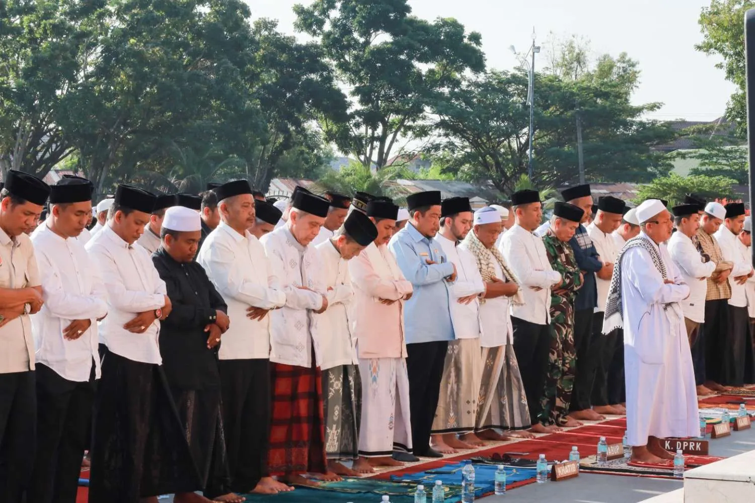 Wakil Bupati Aceh Barat, Said Fadheil, mengikuti Shalat Sunnah Istisqa di halaman Masjid Agung Baitul Makmur (Muhibbul Jamil/Lintas Sumba)