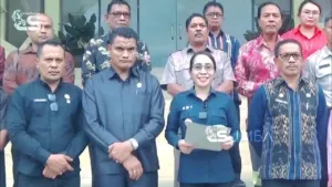 Bupati Sumba Barat Daya (SBD), Ratu Ngadu Bonu Wulla, didampingi Sekda SBD, Pimpinan DPRD SBD, Para ketua Fraksi, dan Pimpinan OPD lingkup Pemkab SBD, dalam konferensi pers terkait polemik seleksi PPPK Tahap 2 (Johan Sogara/Lintas Sumba)