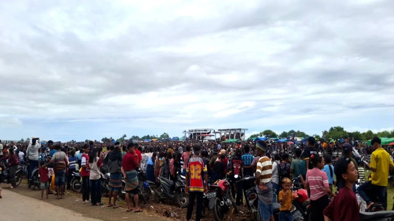 Ribuan penonton memadati arena Pasola Bondo Kawango hingga berdiri dekat jalur lintasan kuda (Maksi Tena/Lintas Sumba)