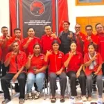 Foto bersama, Ketua DPD PDI Perjuangan NTT, Yunus H. Takandewa, dan Wakil Ketua Bidang Politik Antonius Landi, dengan Ketua DPC PDI Perjuangan SBD, Dominikus Alphawan Rangga Kaka, didampingi Sekretaris Marianus F. L. Todo dan Bendahara Octavianus Dapa Talu, serta jajaran pengurus lainnya, pasca rapat konsolidasi (Johan Sogara/Lintas Sumba)