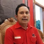 Ketua DPD PDI Perjuangan NTT, Yunus Takandewa, saat diwawancarai Lintassumba.com pasca rapat konsolidasi bersama DPC PDI Perjuangan Sumba Barat, pada Kamis, 12 Februari 2026 (Johan Sogara/Lintas Sumba)