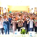 Pose salam khas Sumba Barat Daya (SBD) diperagakan Wakil Bupati Dominikus Alphawan Rangga Kaka bersama para hadirin saat pembukaan Musrenbang tingkat Kecamatan Wewewa Selatan (Johan Sogara/Lintas Sumba)