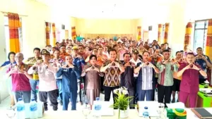 Pose salam khas Sumba Barat Daya (SBD) diperagakan Wakil Bupati Dominikus Alphawan Rangga Kaka bersama para hadirin saat pembukaan Musrenbang tingkat Kecamatan Wewewa Selatan (Johan Sogara/Lintas Sumba)