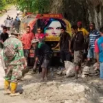 Warga Kecamatan Kodi Balaghar gotong royong mengaduk material semen di bawah tanjakan Waiha (Johan Sogara/Lintas Sumba)