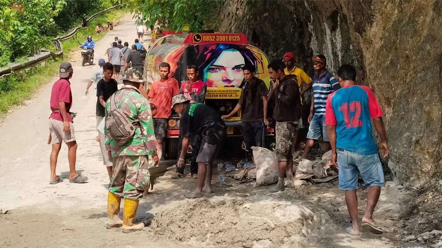 Warga Kecamatan Kodi Balaghar gotong royong mengaduk material semen di bawah tanjakan Waiha (Johan Sogara/Lintas Sumba)