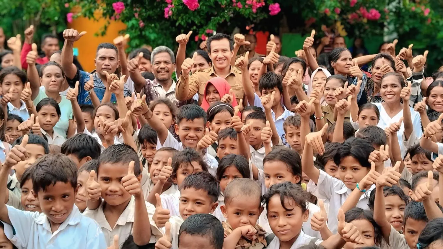 Ketua DPC PDI Perjuangan SBD yang juga Wakil Bupati SBD, Dominikus Alphawan Rangga Kaka, bersama guru, orang tua, dan para siswa SDN Batta, usai penyerahan bantuan PIP (Johan Sogara/Lintas Sumba)