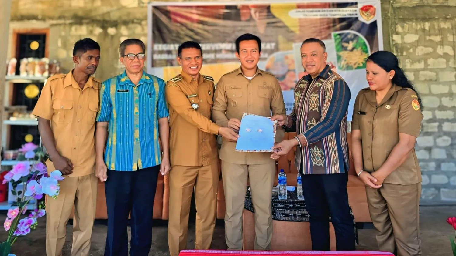 Wakil Bupati Sumba Barat Daya (SBD), Dominikus Alphawan Rangga Kaka, saat membuka kegiatan intervensi perangkat daerah melalui program SMK Membangun Desa di Desa Mali Iha, Kecamatan Kodi, Kabupaten SBD