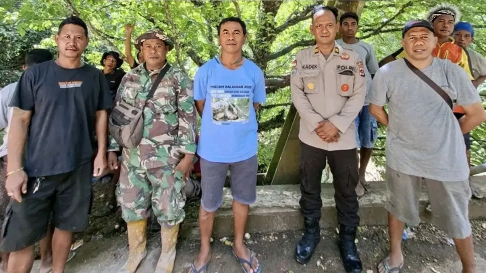 Camat Kodi Balaghar, Adi Mada (tengah), bersama Unsur TNI-Polri, Tokoh Masyarakat dan Pastor Paroki Waikambala, Rm. Marsianus Jou, Pr., hadir dan ikut terlibat dalam pekerjaan rabat beton di tanjakan Waiha (Johan Sogara/Lintas Sumba)