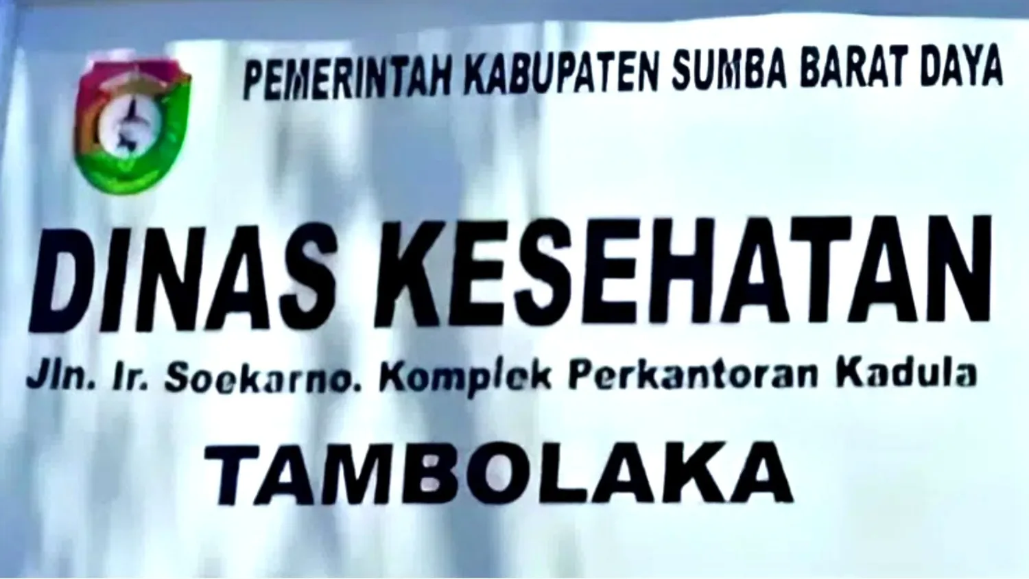 Papan nama Kantor Dinas Kesehatan Kabupaten Sumba Barat Daya (SBD) yang beralamat di Jalan Ir. Soekarno, Kompleks Perkantoran Kadula, Tambolaka (Johan Sogara/Lintas Sumba)