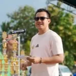 Wakil Bupati Sumba Barat Daya (SBD), Dominikus Alphawan Rangga Kaka, saat buka dengan resmi Turnamen sepak bola Liga Pelajar Indonesia (LPI) tingkat SMA/SMK/SMAK Kabupaten SBD (Johan Sogara/Lintas Sumba)