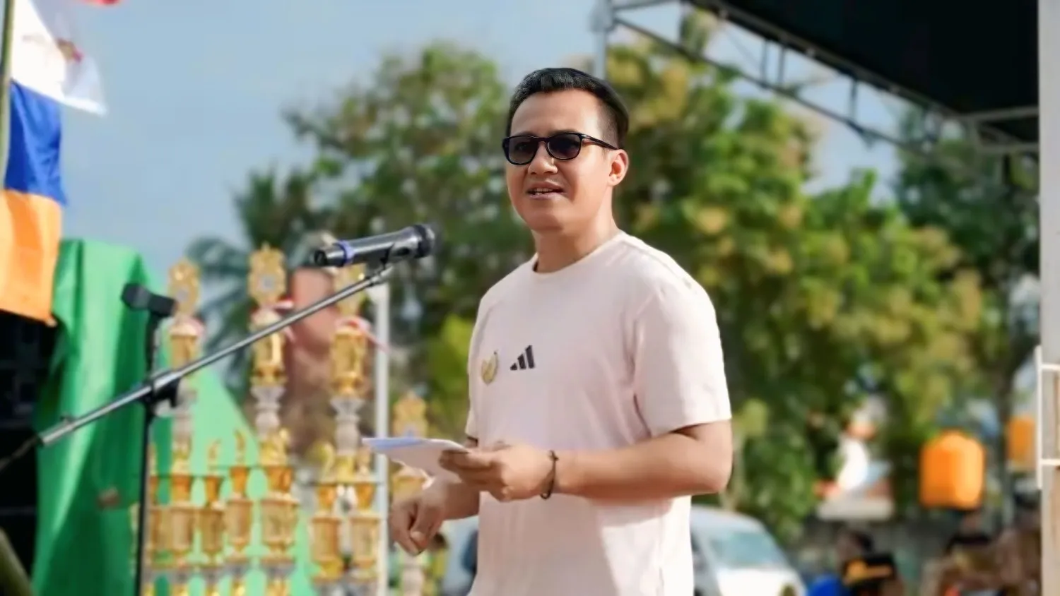 Wakil Bupati Sumba Barat Daya (SBD), Dominikus Alphawan Rangga Kaka, saat buka dengan resmi Turnamen sepak bola Liga Pelajar Indonesia (LPI) tingkat SMA/SMK/SMAK Kabupaten SBD (Johan Sogara/Lintas Sumba)