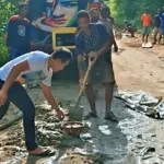 Wakil Bupati Sumba Barat Daya (SBD), Dominikus Alphawan Rangga Kaka, turun langsung bersama warga memperbaiki ruas jalan tanjakan Waiha (Johan Sogara/Lintas Sumba)