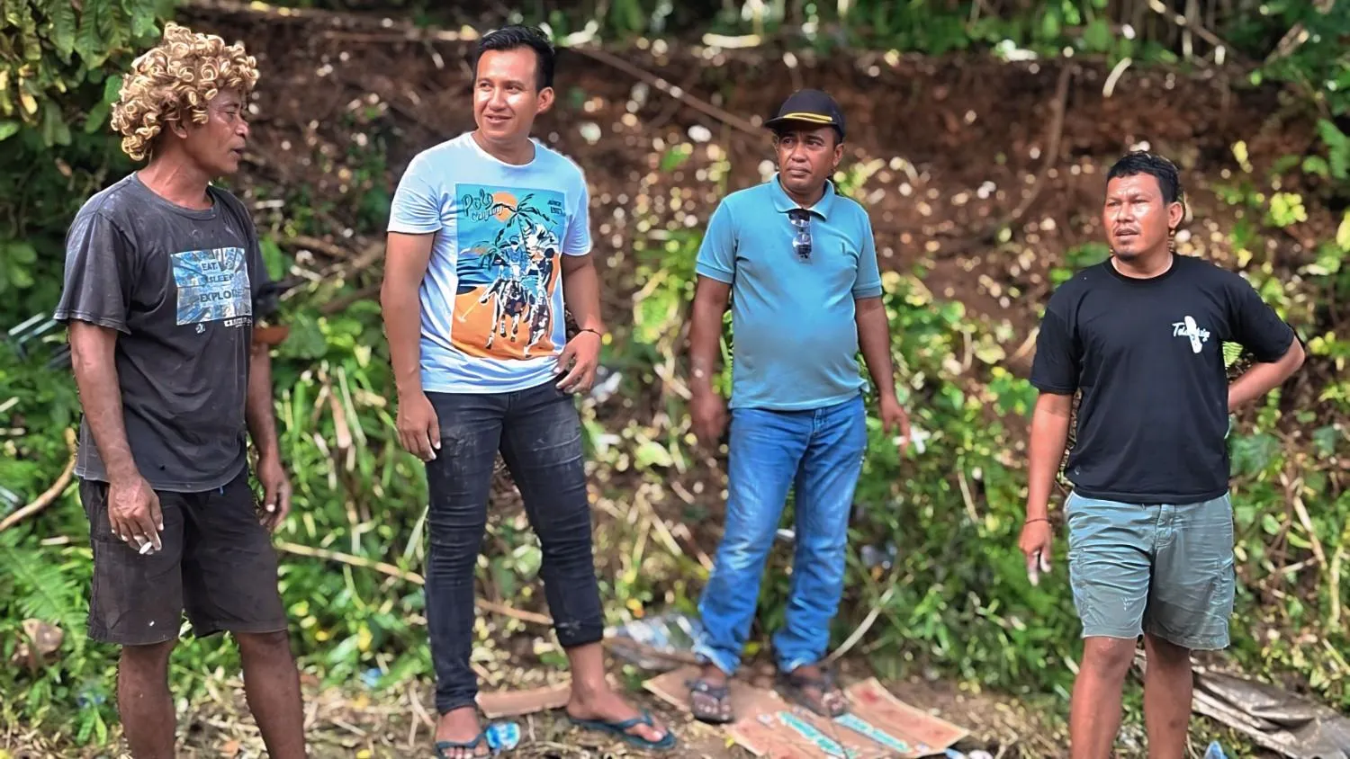 Wakil Bupati Sumba Barat Daya (SBD), Dominikus Alphawan Rangga Kaka, turun langsung bersama warga memperbaiki ruas jalan tanjakan Waiha (Johan Sogara/Lintas Sumba)