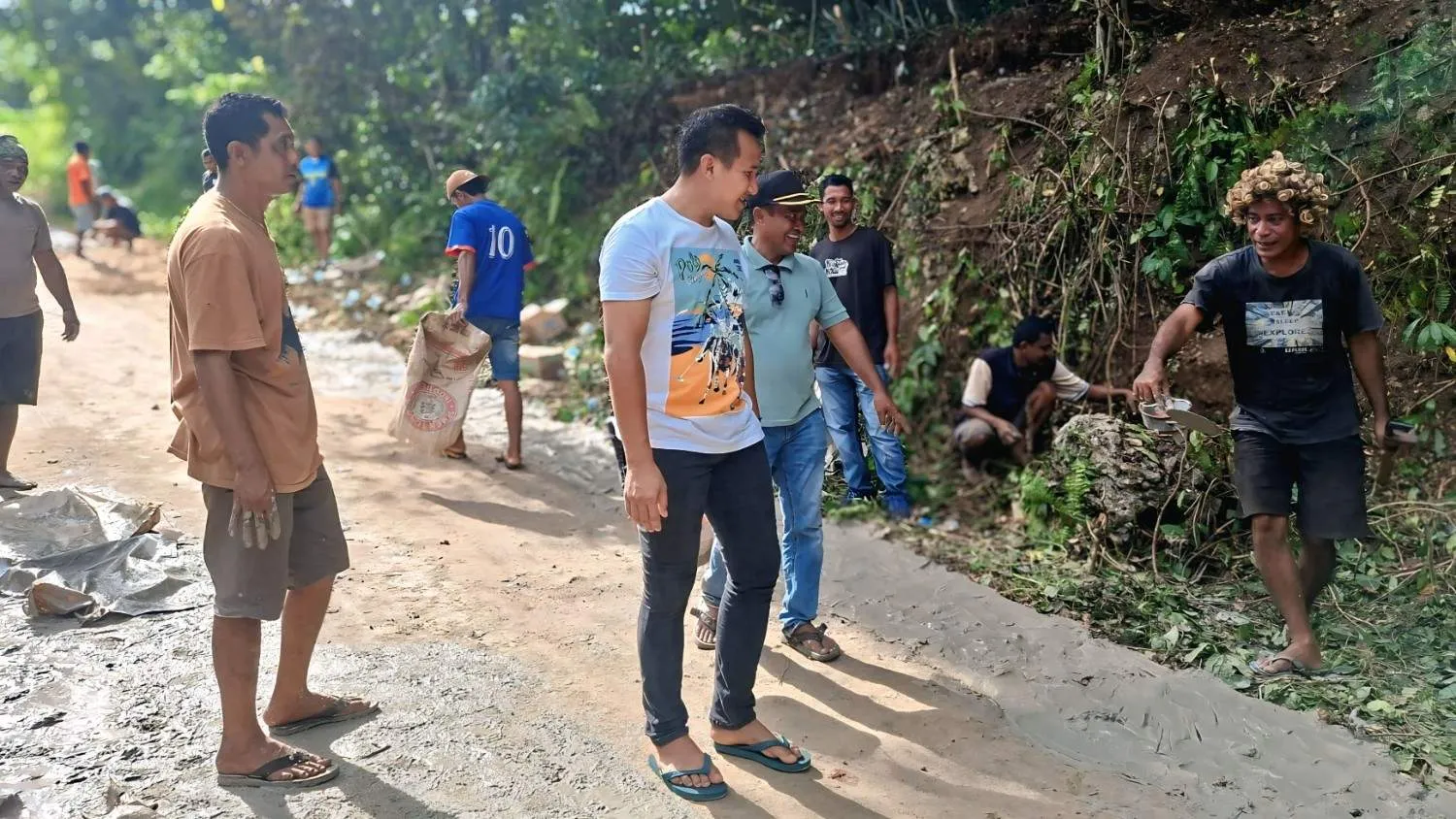 Wakil Bupati Sumba Barat Daya (SBD), Dominikus Alphawan Rangga Kaka, turun langsung bersama warga memperbaiki ruas jalan tanjakan Waiha (Johan Sogara/Lintas Sumba)