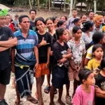 Ketua DPD Partai Perindo SBD, Wakil Ketua II DPRD SBD, Yusuf Bora, dan Ketua Fraksi Perindo DPRD SBD, Stefanus Rangga Bola, mendampingin Miss Indonesia 2025, Audrey Bianca Callista, saat berkunjung ke Kampung Lete Palolo (Johan Sogara/Lintas Sumba)
